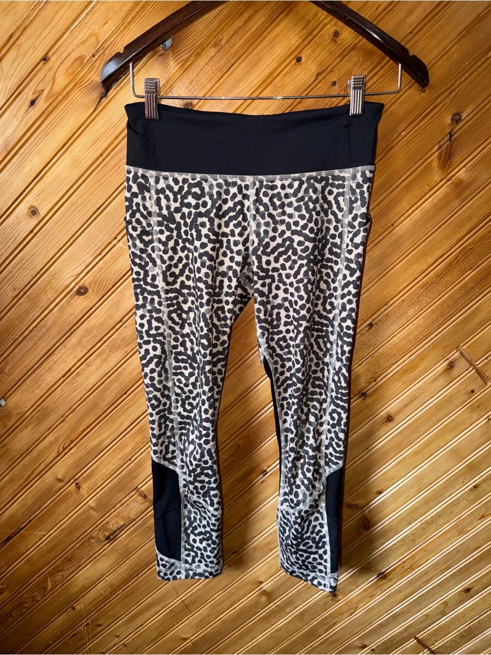 LULULEMON tan and black 7/8th length sz 4